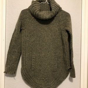 Women’s turtleneck sweater with front pocket.